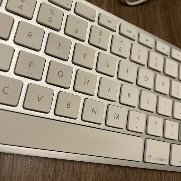 Apple Keyboard with USB - Picture 4 of 11